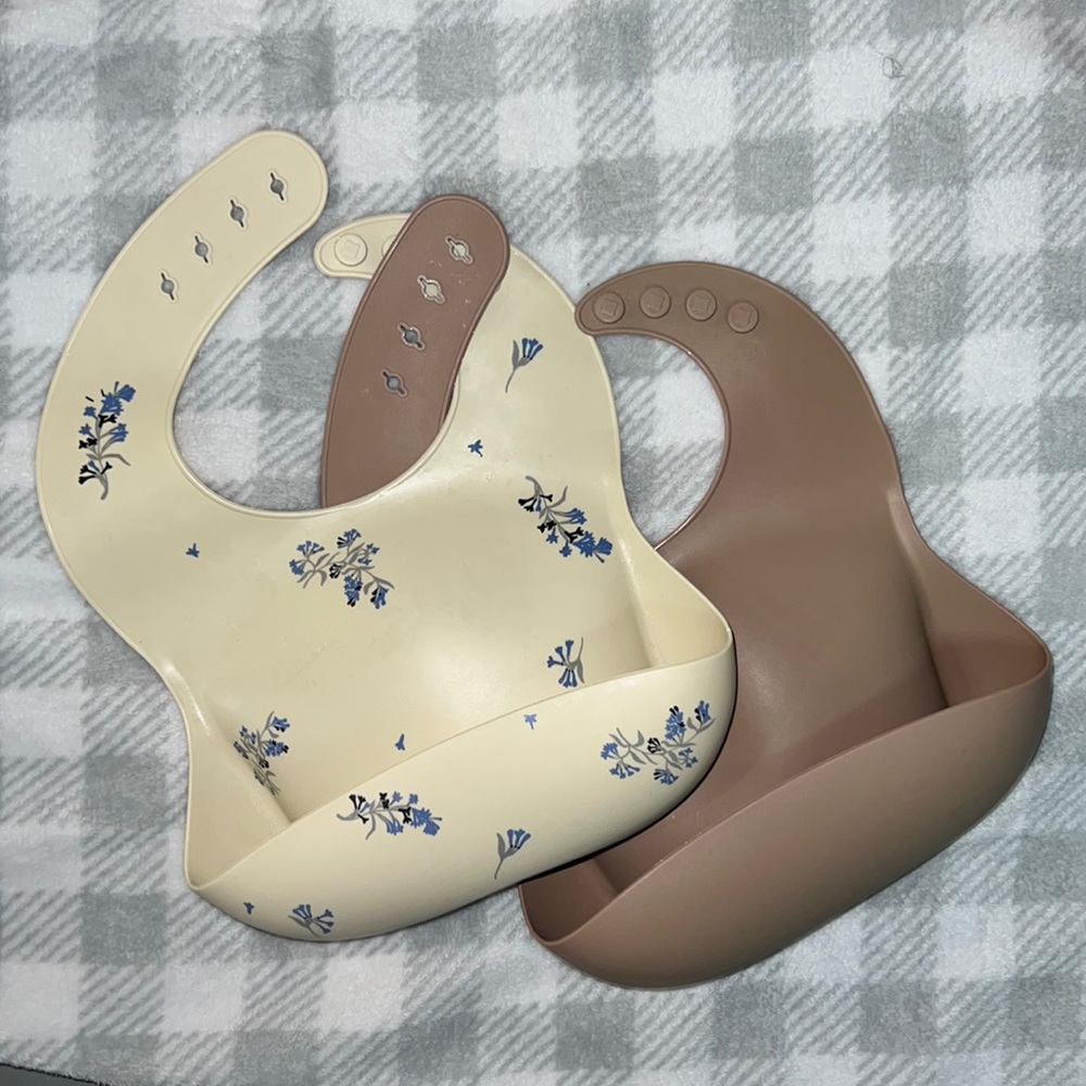 silicone Mushie bibs